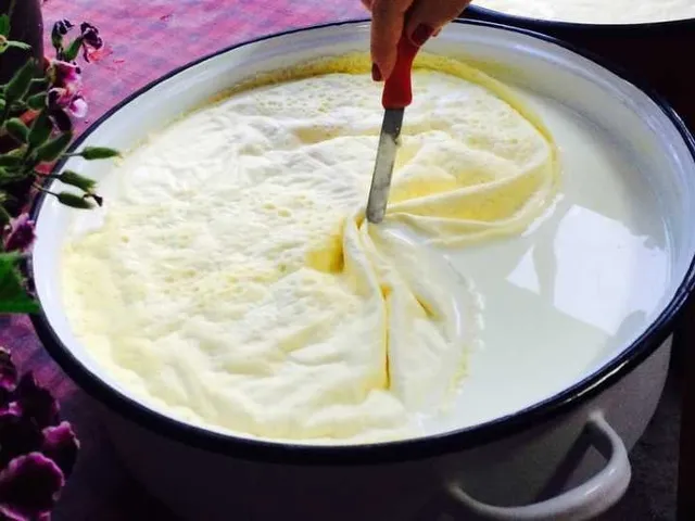 Capa de nata sobre la leche hervida, separada con un cuchillo