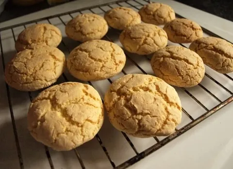 Galletas de nata recién horneadas enfriándose en una rejilla