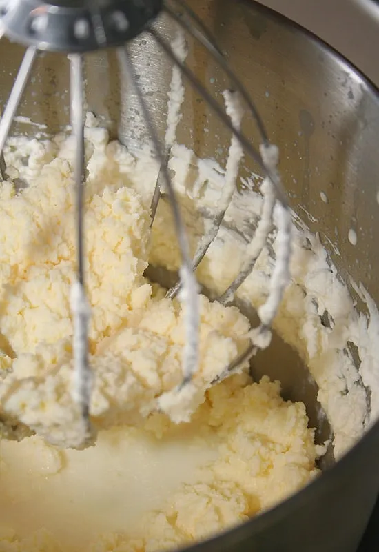 Nata batiéndose en el bol de una batidora con varillas