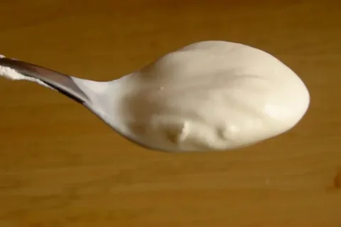 Cucharada de nata de vaca espesa