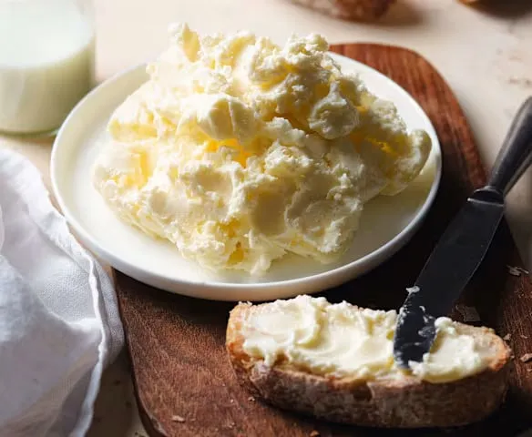 Nata espesa en un plato y untada sobre una rebanada de pan