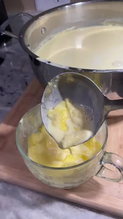 Nata recogida con un cucharón de la leche cocida